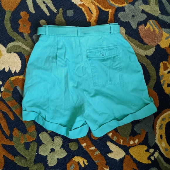 Vintage turquoise pleated shorts with belt and button accents - Picture 5 of 6